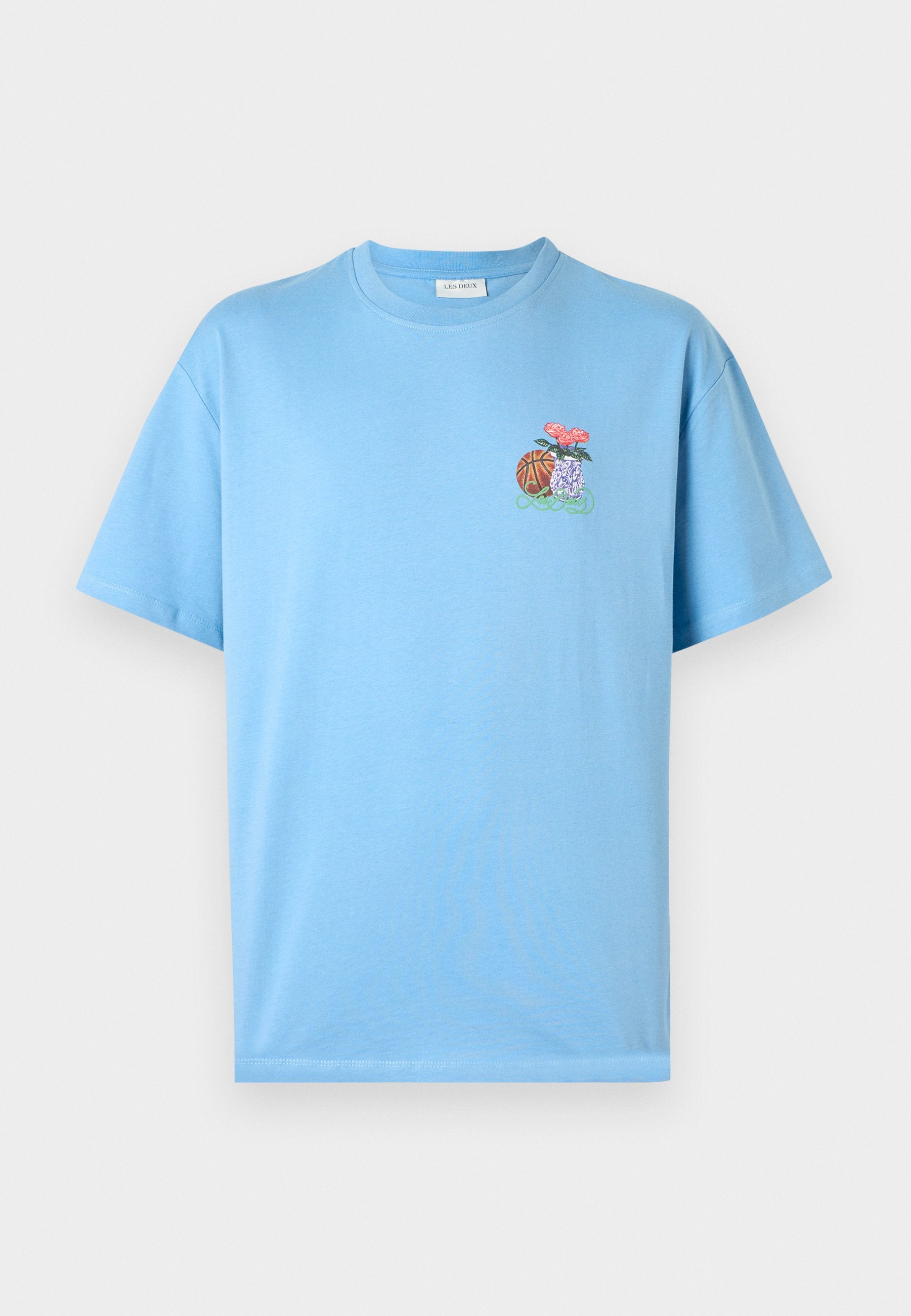 Hellblaues T-Shirt mit kurzen Ärmeln aus Baumwolle, mit einem gestickten Motiv aus Blumen und einem Basketball auf der Brust.