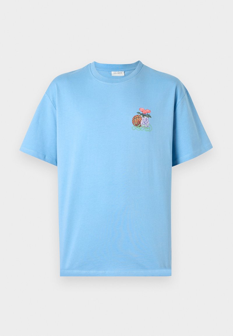 Hellblaues T-Shirt mit kurzen Ärmeln aus Baumwolle, mit einem gestickten Motiv aus Blumen und einem Basketball auf der Brust.