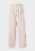 Helle beige Leinenhosen mit lockerem Schnitt, ausgestattet mit eingesetzten Falten und geradem Bein. Minimalistischer Stil und texturiertem Stoff.