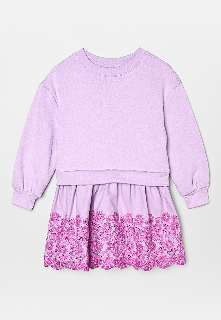 Langärmeliges fliederfarbenes Kleid mit gerippten Bündchen und Kragen, mit einem gerafften Rock und detaillierter rosa Blumenstickerei entlang des Saums.
