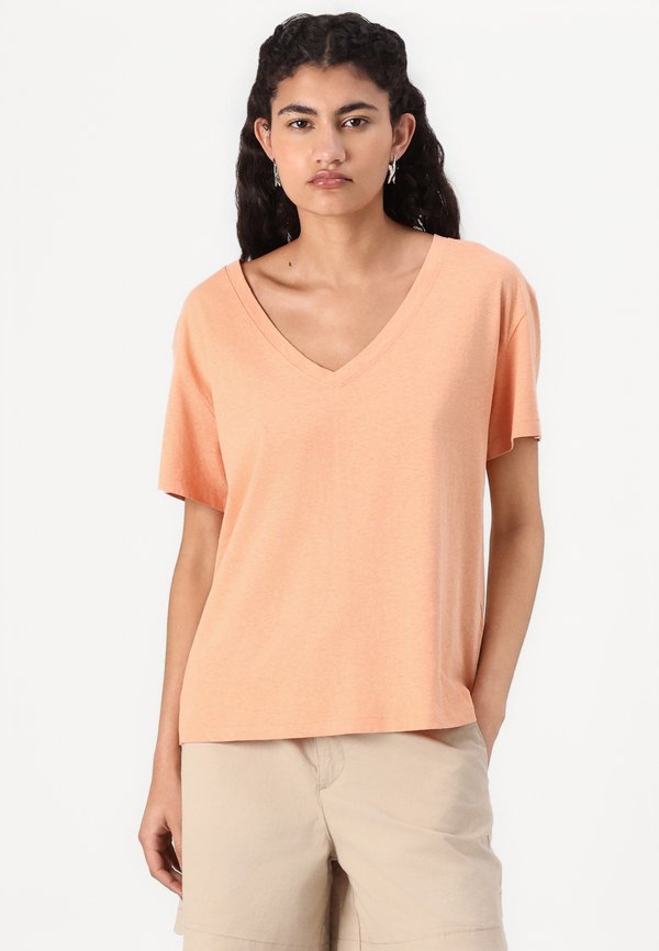 DOCKERS DEEP V NECK TEE
