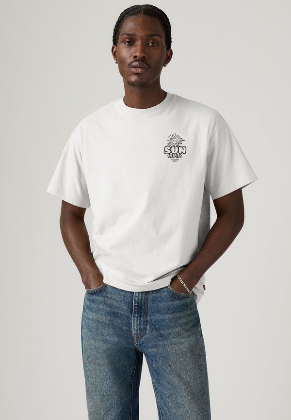 Levi's® VINTAGE FIT TEE - Print T-shirt - lc sun seeker 2 white plus body