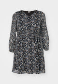 Schwarz-cremefarbenes gemustertes Kleid mit V-Ausschnitt, langen Ärmeln und einem Bindegürtel in der Taille. Leichter, fließender Stoff mit Rautenmotiven.