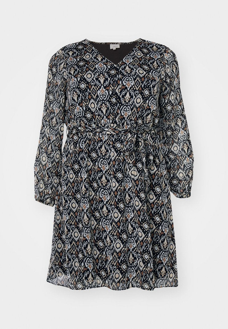 Schwarz-cremefarbenes gemustertes Kleid mit V-Ausschnitt, langen Ärmeln und einem Bindegürtel in der Taille. Leichter, fließender Stoff mit Rautenmotiven.