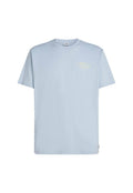 Hellblaues T-Shirt mit kurzen Ärmeln aus Baumwolle und Rundhalsausschnitt. Verfügt über ein dezentes gelbes Logo auf der linken Brust. Einfarbige Textur.