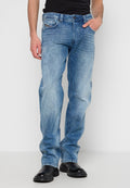 Helleblaue Jeans aus Denim mit geradem Schnitt, fünf Taschen und einem Frontknopfverschluss. Mit subtilen Verfärbungen und einem klassischen Design.