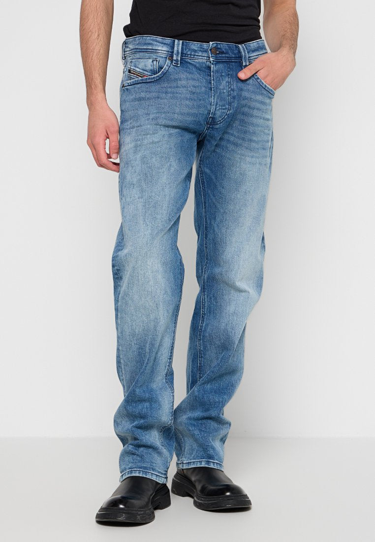 Helleblaue Jeans aus Denim mit geradem Schnitt, fünf Taschen und einem Frontknopfverschluss. Mit subtilen Verfärbungen und einem klassischen Design.