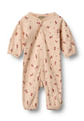 Helles Pfirsichfarbenes, geripptes Baby-Body mit kurzen Ärmeln, verziert mit einem roten Blumenmuster, mit vorderem Knopfverschluss und elastischen Bündchen an den Knöcheln.