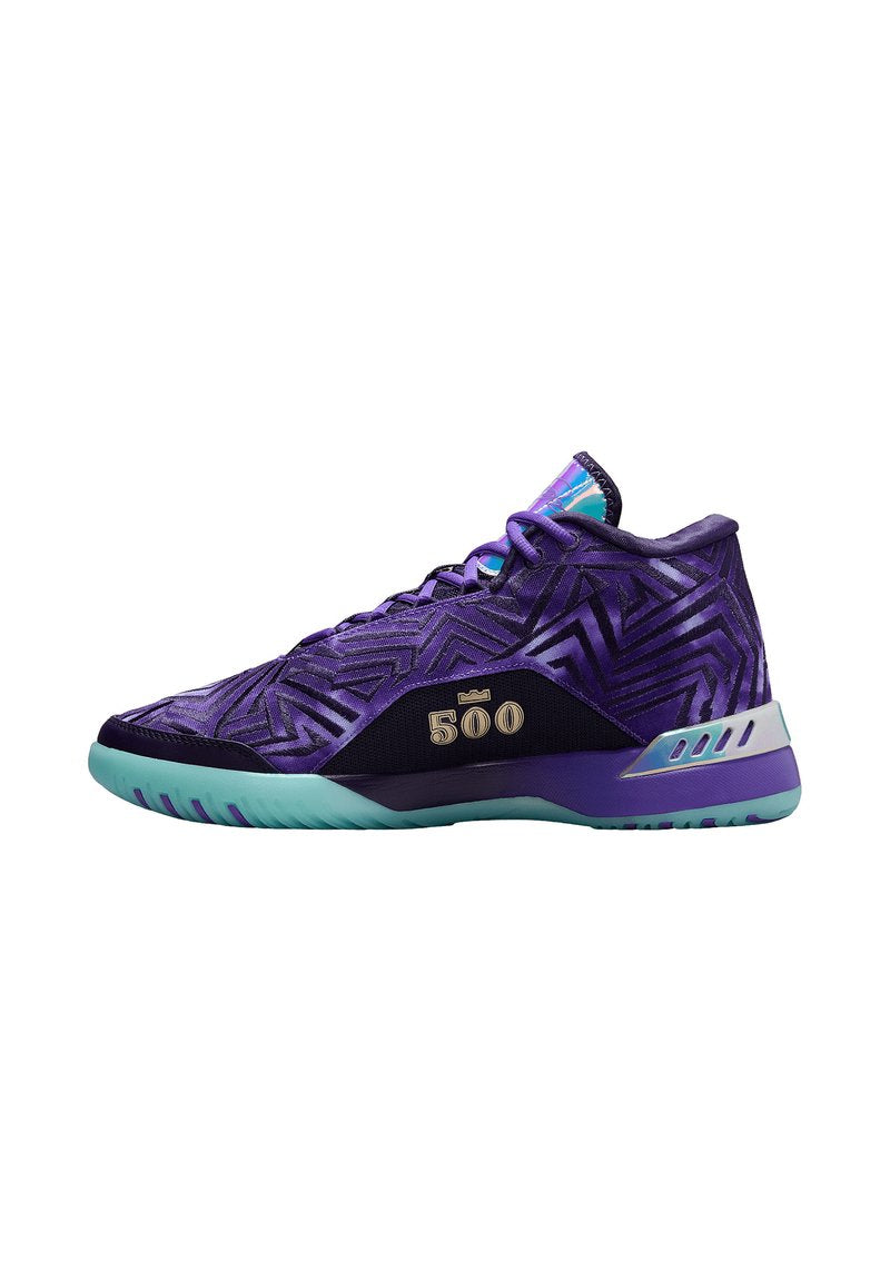 Lila Sportshoe mit geometrischem Muster, schwarzen Akzenten, goldfarbenem "500"-Logo und türkisfarbenem Sohle. Verfügt über ein hoch geschnittenes Design für Unterstützung.