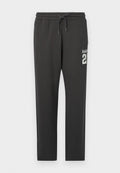 Dunkelgraue Sweatpants mit elastischem Bund und Kordelzug, mit weißem "Hollister 21"-Text auf der oberen linken Oberschenkel.
