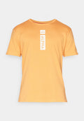 Kurzärmliges, oranges T-Shirt aus Baumwolle mit rundem Ausschnitt. Auf der Vorderseite befindet sich ein vertikales weißes "ALPHA"-Grafik.