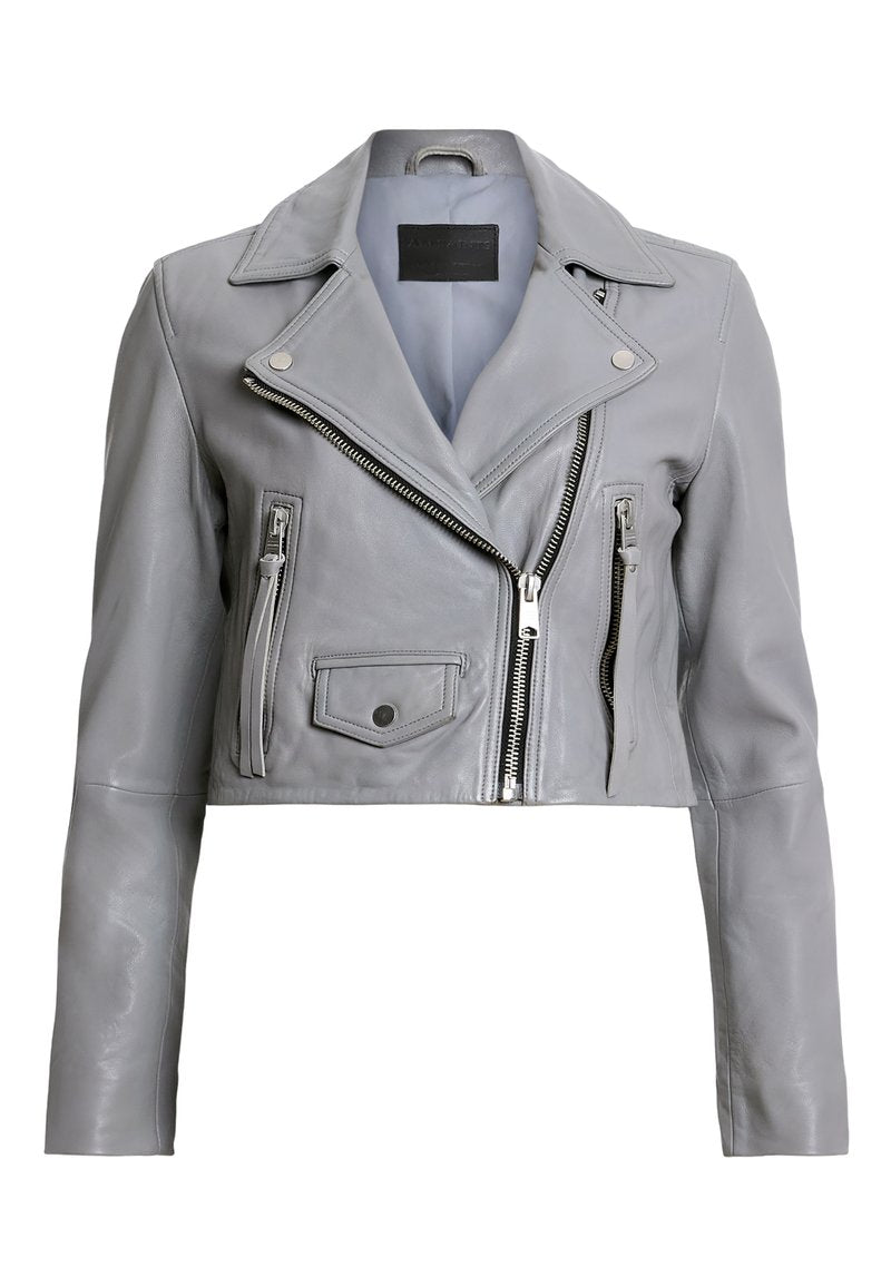 Graue lederne, taillierte Motorradjacke mit einem Reverskragen, asymmetrischem Reißverschluss und zwei vorderen Reißverschlusstaschen. Glatte Textur.