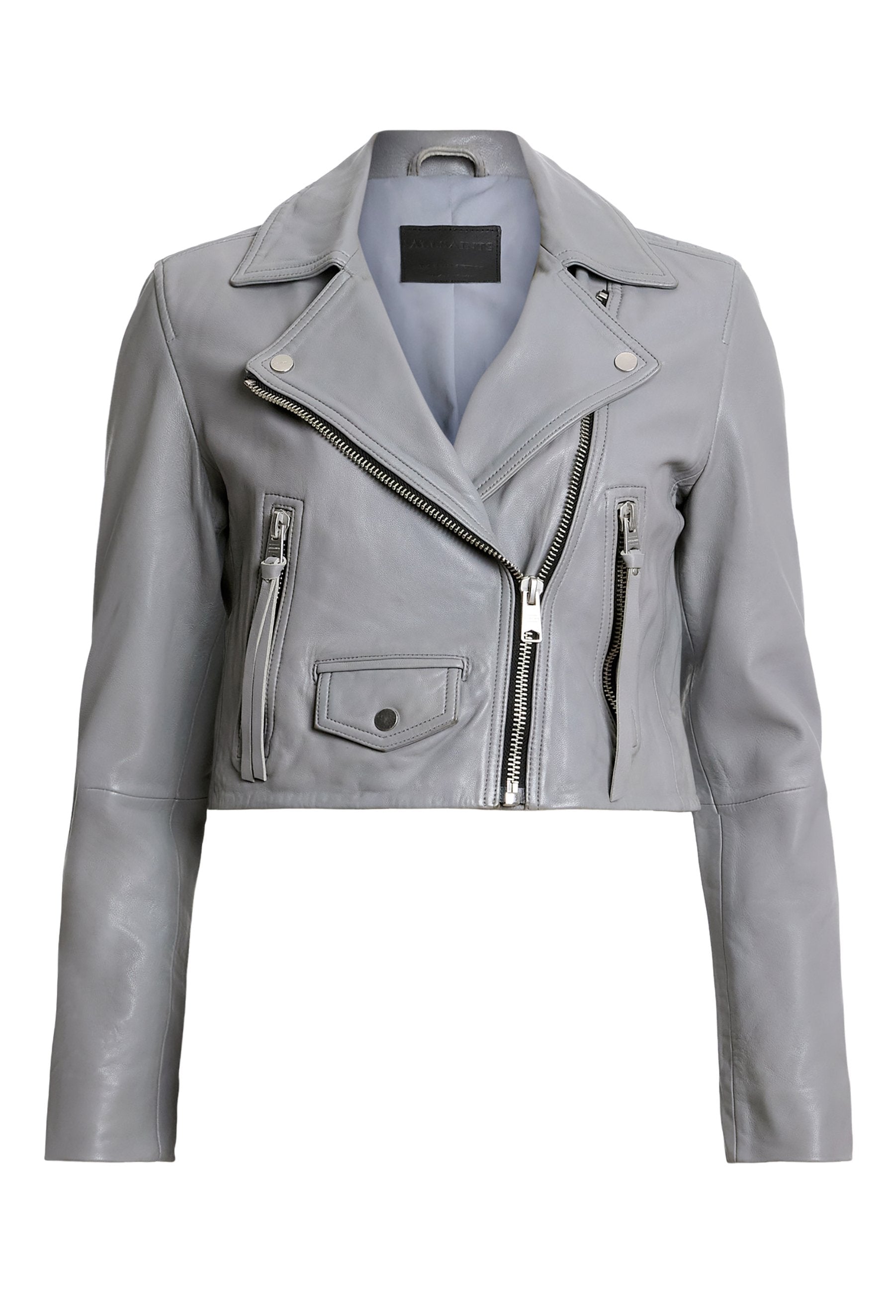 Graue lederne, taillierte Motorradjacke mit einem Reverskragen, asymmetrischem Reißverschluss und zwei vorderen Reißverschlusstaschen. Glatte Textur.