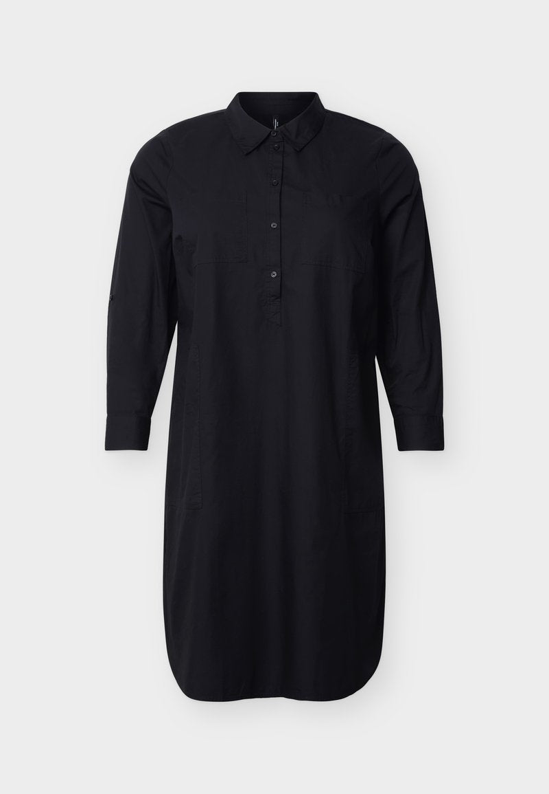Schwarzes, langärmeliges Hemdkleid mit Kragen, durchgehendem Knopfleistenverschluss, seitlichen Taschen und geknöpften Ärmeln, vor schlichter Hintergrundkulisse präsentiert.