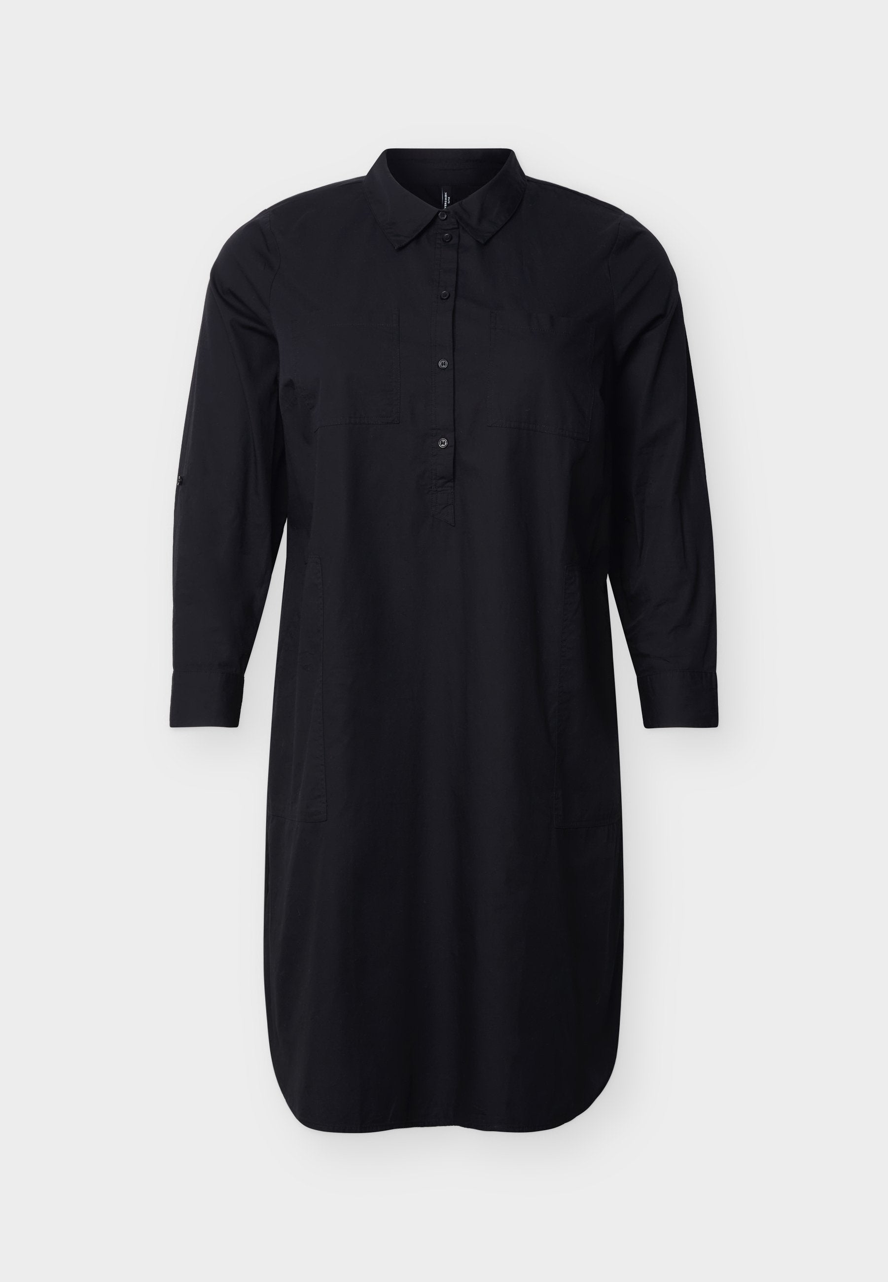 Schwarzes, langärmeliges Hemdkleid mit Kragen, durchgehendem Knopfleistenverschluss, seitlichen Taschen und geknöpften Ärmeln, vor schlichter Hintergrundkulisse präsentiert.