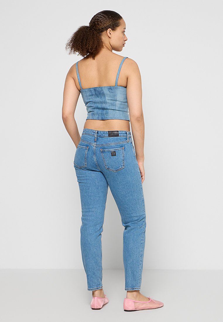 Armani Exchange Mom Jeans Media 3