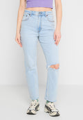 Helle blaue Jeans mit geradem Schnitt, mit einem distressed Knie und ausgefranstem Saum. Mit Knopfverschluss und klassischem Fünf-Taschen-Design.
