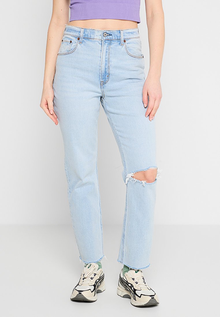 Helle blaue Jeans mit geradem Schnitt, mit einem distressed Knie und ausgefranstem Saum. Mit Knopfverschluss und klassischem Fünf-Taschen-Design.