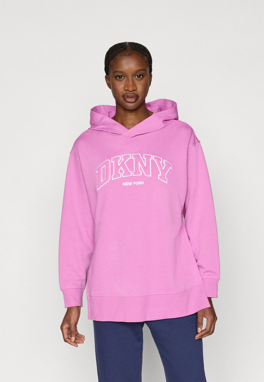 DKNY VARSITY PUFF APPLIQUE LOGO  HIGH LOW OPEN SIDE HOODIE