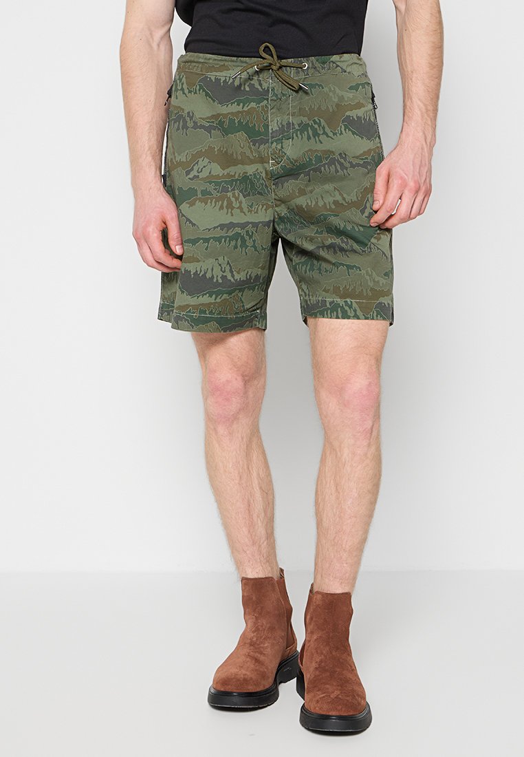 Grüne Shorts mit Tarnmuster, elastischem Bund und Kordelzug, ausgestattet mit Seitentaschen und lockerem Schnitt.