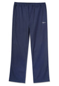 Marineblaue Hose mit weißen Nadelstreifen, elastischem Bund, geradem Beinschnitt und seitlichen Taschen. Mit gesticktem Logo auf der Vorderseite.