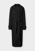 Schwarzer langer Trenchcoat mit breiten Revers, doppelreihigen Knöpfen, tailliertem Gürtel und umgeschlagenen Ärmeln vor weißem Hintergrund.