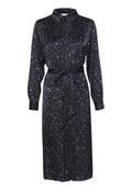 Langes, dunkelblaues Leopardenmuster-Kleid aus seidig glänzendem Stoff, mit Kragen, Knopfleiste, langen Ärmeln und einem passenden Gürtel in der Taille.