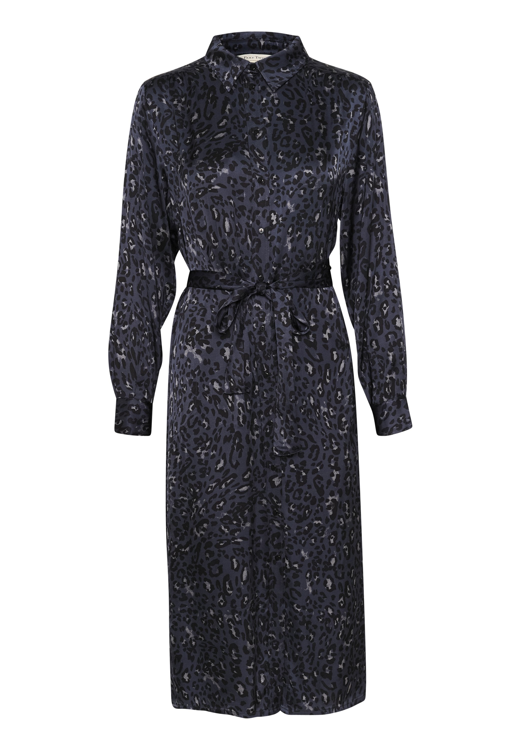 Langes, dunkelblaues Leopardenmuster-Kleid aus seidig glänzendem Stoff, mit Kragen, Knopfleiste, langen Ärmeln und einem passenden Gürtel in der Taille.