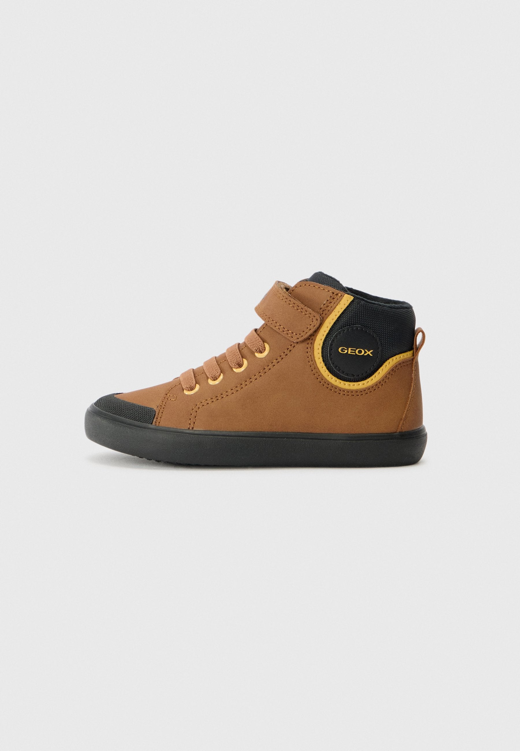 Braune High-Top-Sneaker mit schwarzen Akzenten, aus strukturiertem Material, ausgestattet mit einem Klettverschluss, runder Zehenform und Gummisohle.