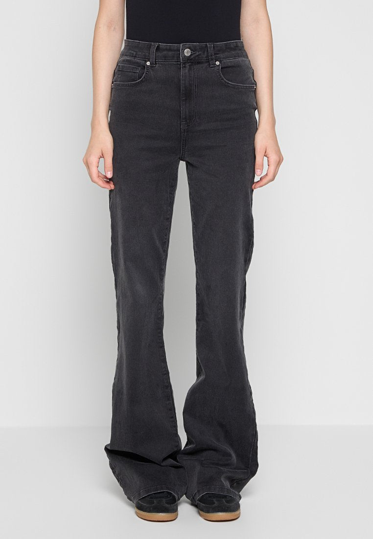 Schwarze Schlagjeans aus Denim, mit hoher Taille und Vordertaschen. Der Stoff hat eine weiche Textur und ein leicht ausgewaschenes Finish.