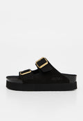 Schwarze Slip-On-Sandale mit zwei verstellbaren Riemen mit goldfarbenen Schnallen und dickem Sohlenprofil.