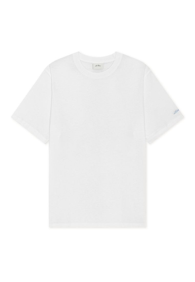 Weißes Baumwoll-T-Shirt mit kurzen Ärmeln, rundem Ausschnitt und einem dezenten blauen Logo-Akzent am linken Ärmel. Glatter, strukturfreier Stoff.