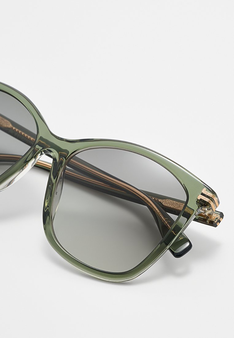 MARC JACOBS