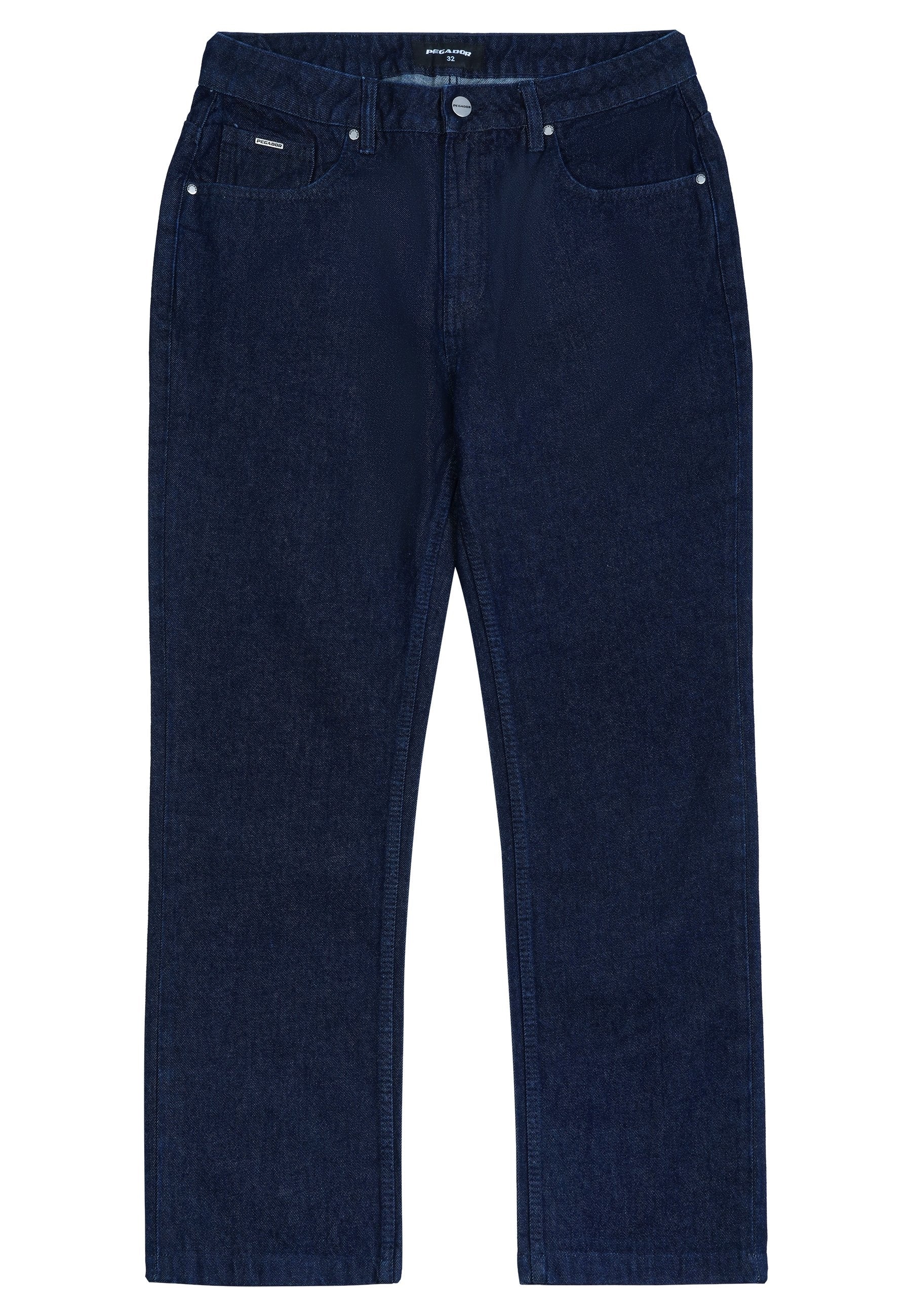 Dunkelblaue Denim-Jeans mit geradem Schnitt, Fünf-Taschen-Design und sichtbaren Nähten. Mit einem Reißverschluss sowie einem Bund mit Gürtelschlaufen.