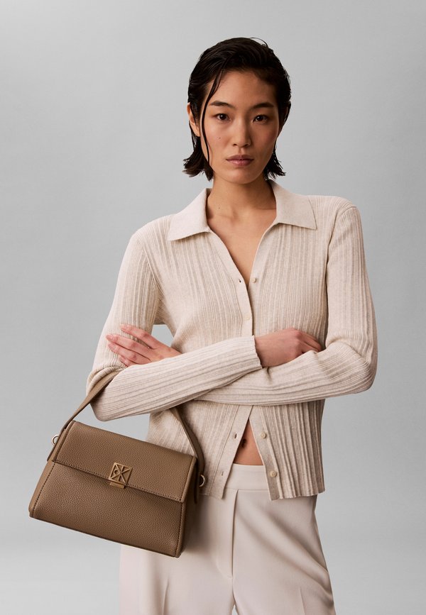 Calvin Klein EMBLEM HW PEBBLE SHOULDER BAG 25 - Handbag - desert taupe