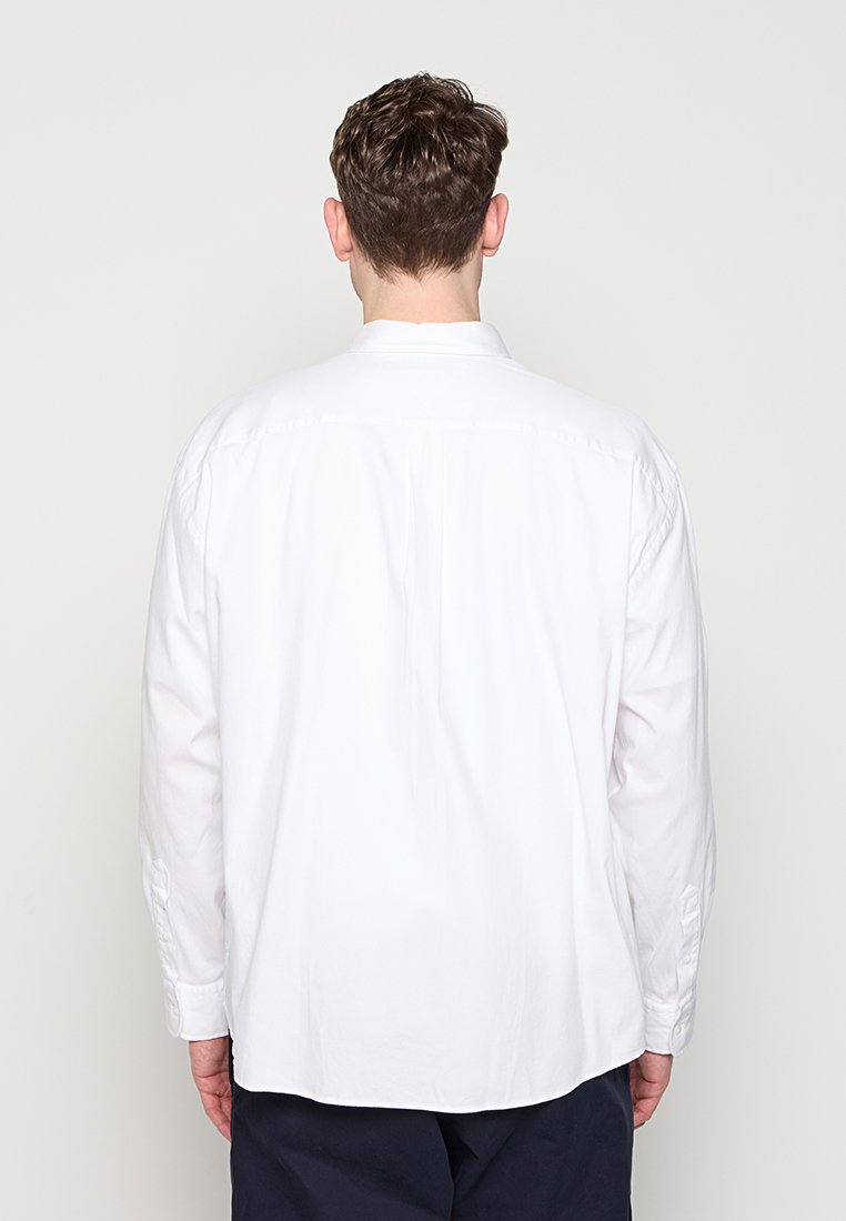 REGULAR FIT Media 3