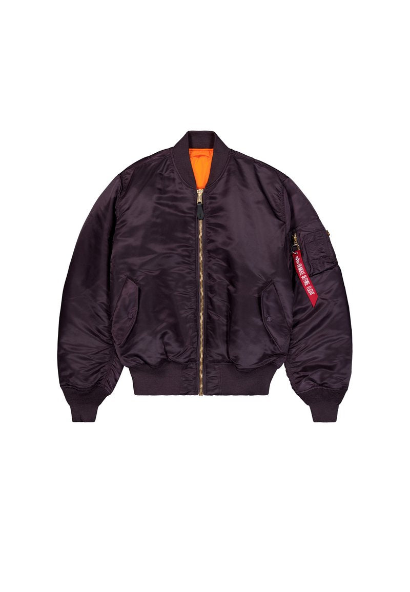 Bomberjacke aus glänzendem, dunkel-lila Stoff; ausgestattet mit einem goldenen Reißverschluss, orangefarbenem Futter, gerippten Bündchen und einer Seitentasche mit einem roten Etikett.