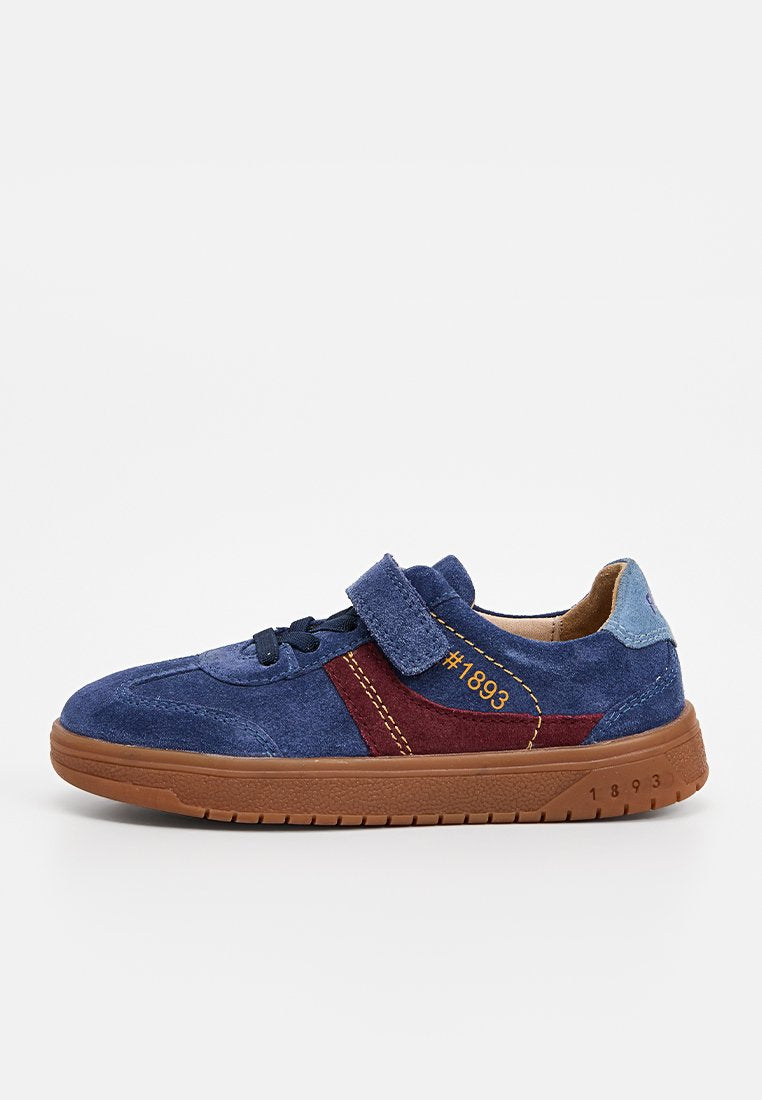 Blauer Wildleder-Sneaker mit kastanienbraunem Seitenstreifen, gelber Naht, Klettverschluss und brauner Gummisohle, mit der Nummer 1893 an Seite und Sohle.