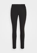 Schwarze, taillierte Hosen mit schmaler Passform, die eine glatte Textur, Gürtelschlaufen und seitliche Reißverschlusstaschen für zusätzliche Details aufweisen.