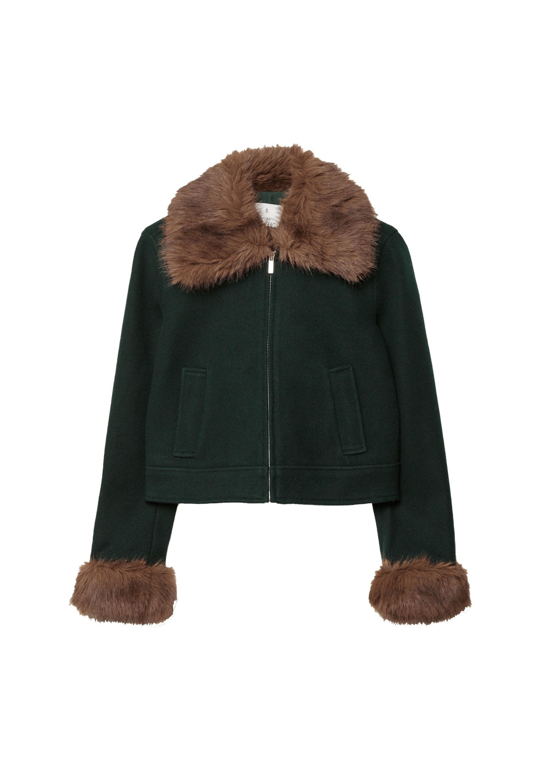 Grün gekürzte Jacke mit einem braunen Kunstpelzkragen und -ärmeln, ausgestattet mit einem Reißverschluss vorne und zwei seitlichen Taschen. Glatte Stoffoberfläche.