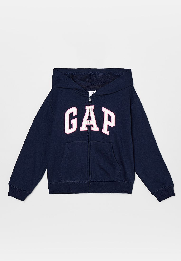 Marineblaue Kapuzenjacke mit Reißverschluss, aufgesetzten Taschen und großen weißen Buchstaben mit pinkfarbenem Rand, die "GAP" über die Brust schreiben.
