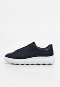 Marineblaue Ledersneaker mit glatter Textur, abgerundeter weißer Gummisohle und passenden Schnürsenkeln. Schlankes Design mit minimalen Akzenten.