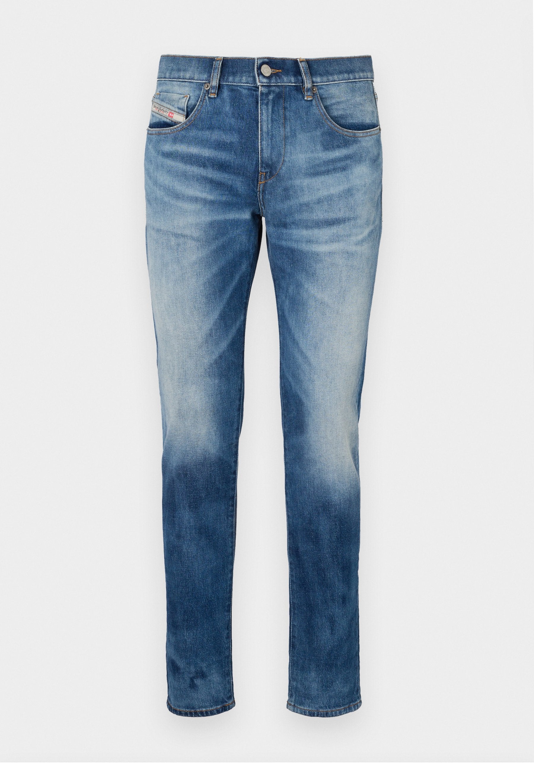 Blaue Jeans aus Denim mit geradem Schnitt, getöntem Finish, fünf Taschen und einem Metallknopfverschluss. Weiche Textur mit minimaler Detailierung.