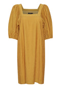 Senfgelbes Kleid mit quadratischem Ausschnitt, Puffärmeln und strukturiertem Karo-Muster. Hergestellt aus leichtem Stoff, knielanges Design.