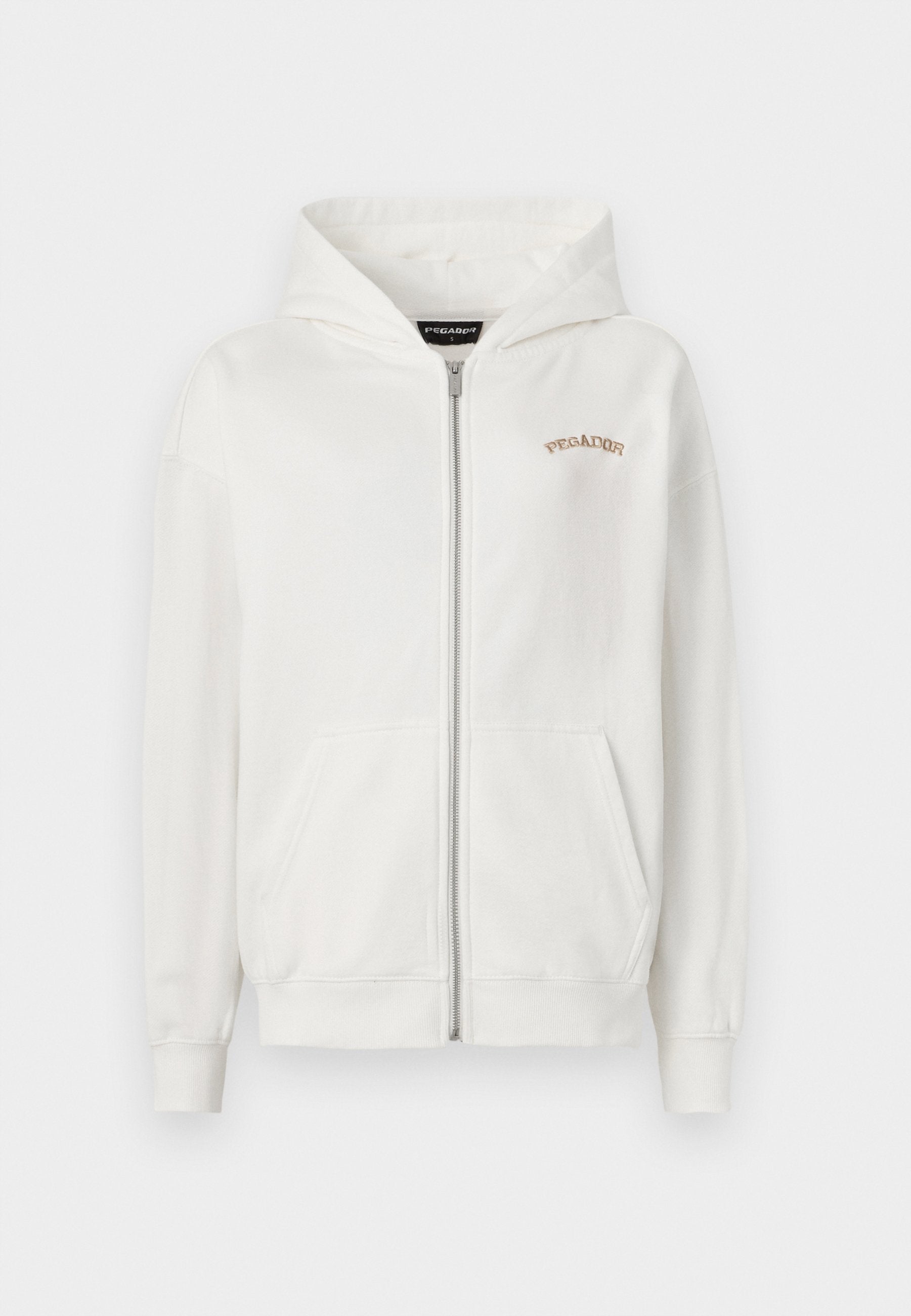 Weißer Zip-Hoodie aus weicher Baumwolle, mit einer Kängurutasche, gerippten Bündchen und einem kleinen gestickten Logo in Beige auf der Brust.