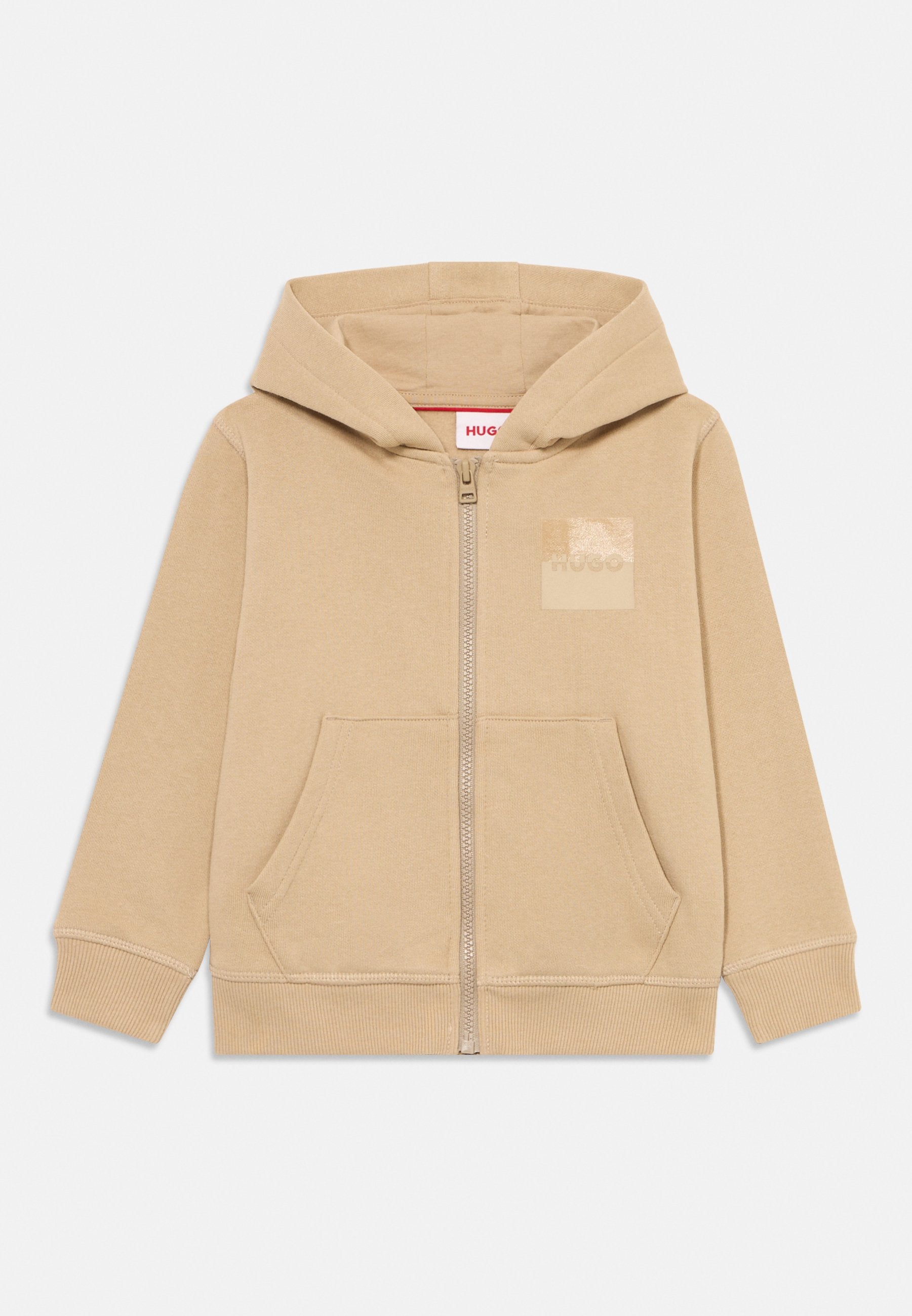Beige Zip-Hoodie mit Kapuze, Kängurutaschen und quadratischem Logodetail auf der Brust. Hergestellt aus weichem Baumwollmaterial und verfügt über gerippte Bündchen.