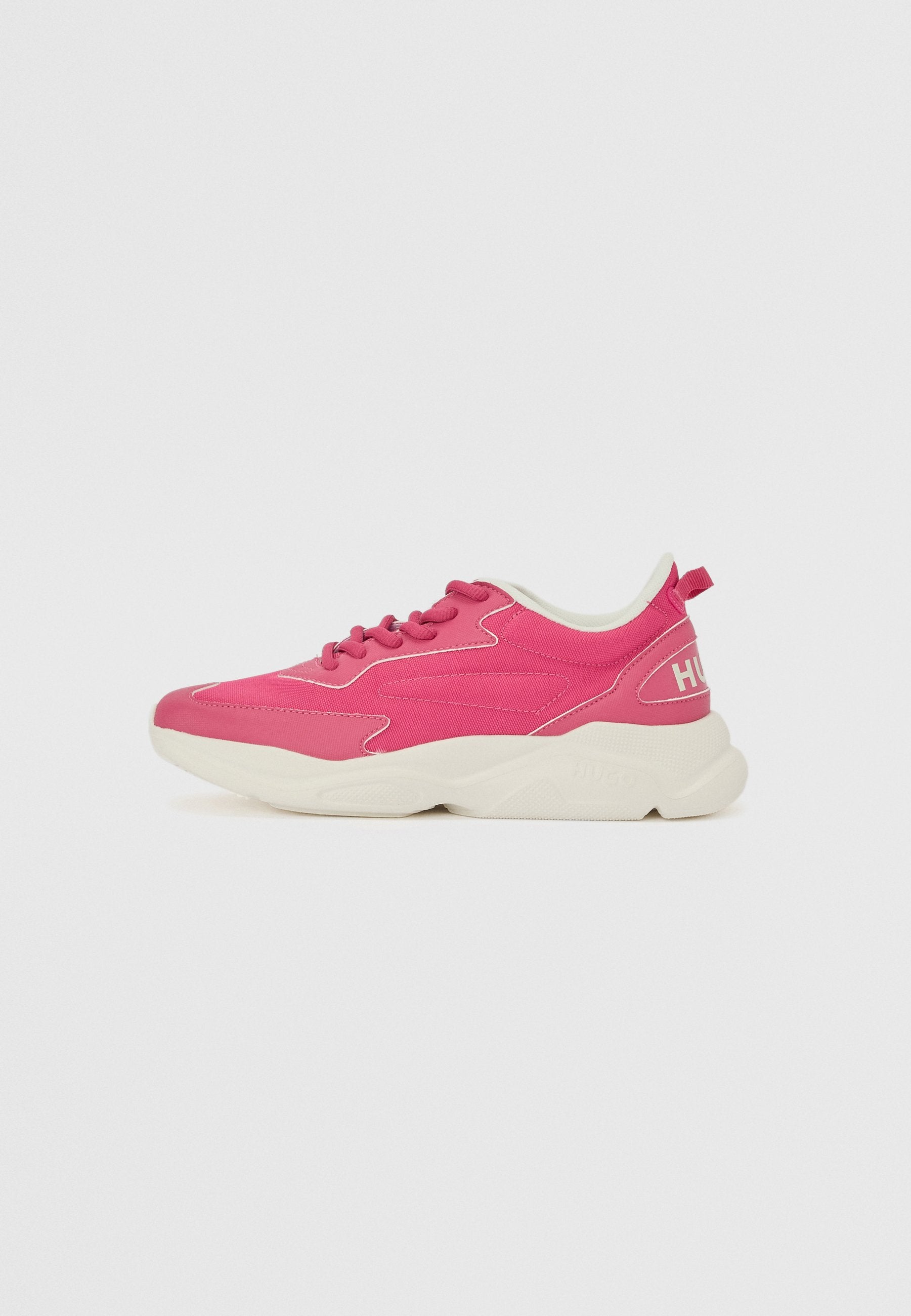 Rosa Sport Sneakers mit einer klobigen weißen Sohle, ausgestattet mit einem strukturierten Stoff-Obermaterial und kontrastierenden weißen Nähten. Logodetails an der Ferse.