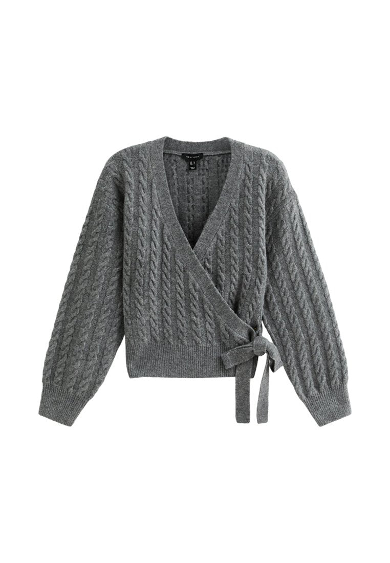 Grauer Wickelcardigan aus strukturiertem Strickstoff, mit tiefem V-Ausschnitt, langen Ärmeln und einem Bindeband in der Taille zum Schließen.
