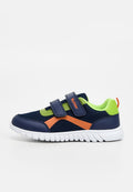 Dunkelblauer Kindersneaker mit orangefarbenen und limonengrünen Akzenten, zwei Klettverschlüssen und einer weißen, strukturierten Sohle.