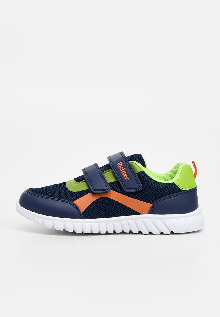 Dunkelblauer Kindersneaker mit orangefarbenen und limonengrünen Akzenten, zwei Klettverschlüssen und einer weißen, strukturierten Sohle.
